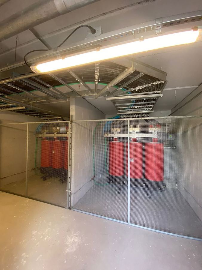 Dois transformadores a seco instalados na subestação do Sider Shopping